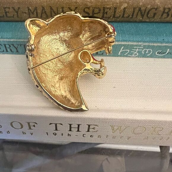 Vintage Large Leopard Head gold tone Rhinestone and enamel brooch. - Picture 6 of 6